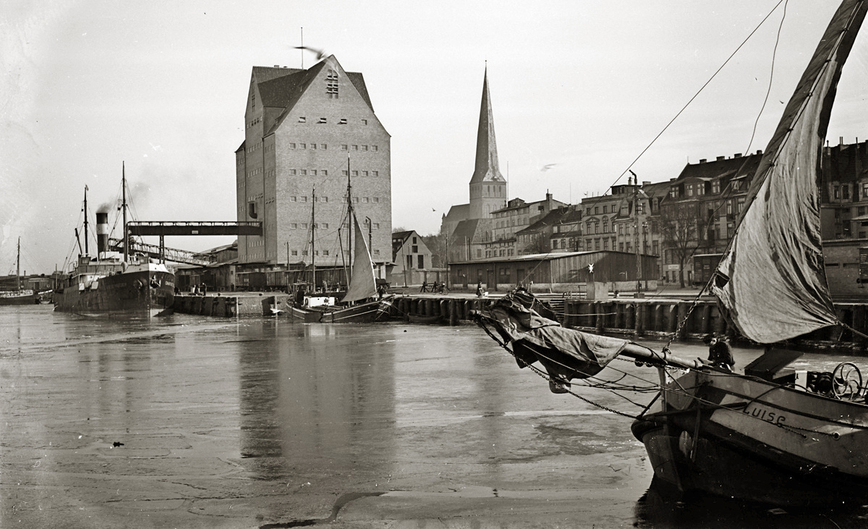Abb. 1. Blick auf den östlichen Teil des Rostocker Stadthafens mit Speicher, Ende 1930er Jahre, Karl Eschenburg, 