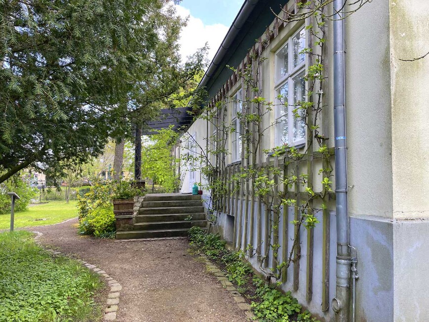 Download: Abb. 11. Hauseingang mit berankter Pergola (LAKD M-V/LD, Dr. Ewa de Veer) Abb. 11. Hauseingang mit berankter Pergola