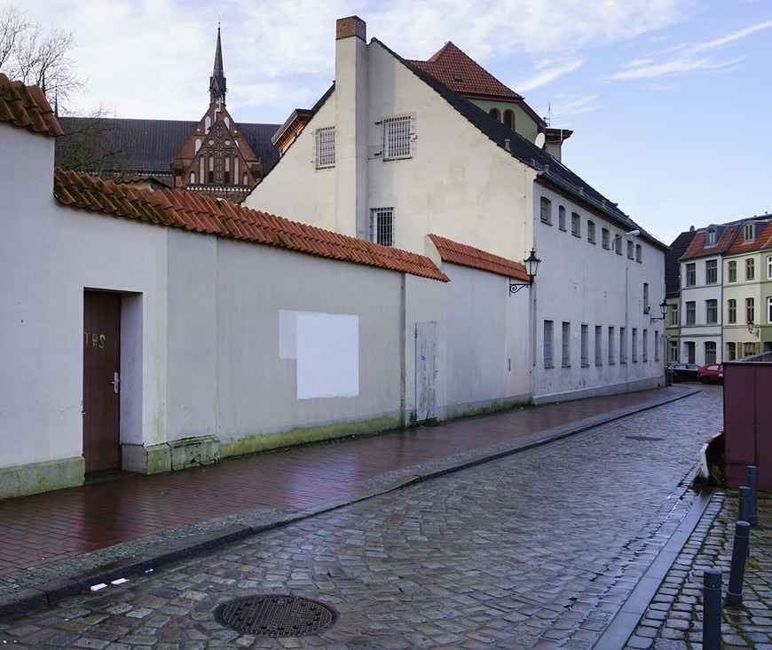 Download: Abb. 3. Hansestadt Wismar, Untersuchungsgefängnis, im Hintergrund Fürstenhof und Georgenkirche, von Osten, 01/2018. (LAKD M-V/LD, J. Kirchner) Abb. 3. Hansestadt Wismar, Untersuchungsgefängnis, im Hintergrund Fürstenhof und Georgenkirche, von Osten, 01/2018.