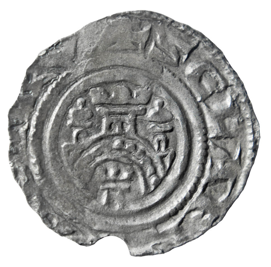 Abb. 1: Duckow, Lkr. Mecklenburgische Seenplatte, Fpl. 13. Denar aus Pommern, Vorder- und Rückseite (Dbg. 19; um 1181; Durchmesser 17,3 mm). 