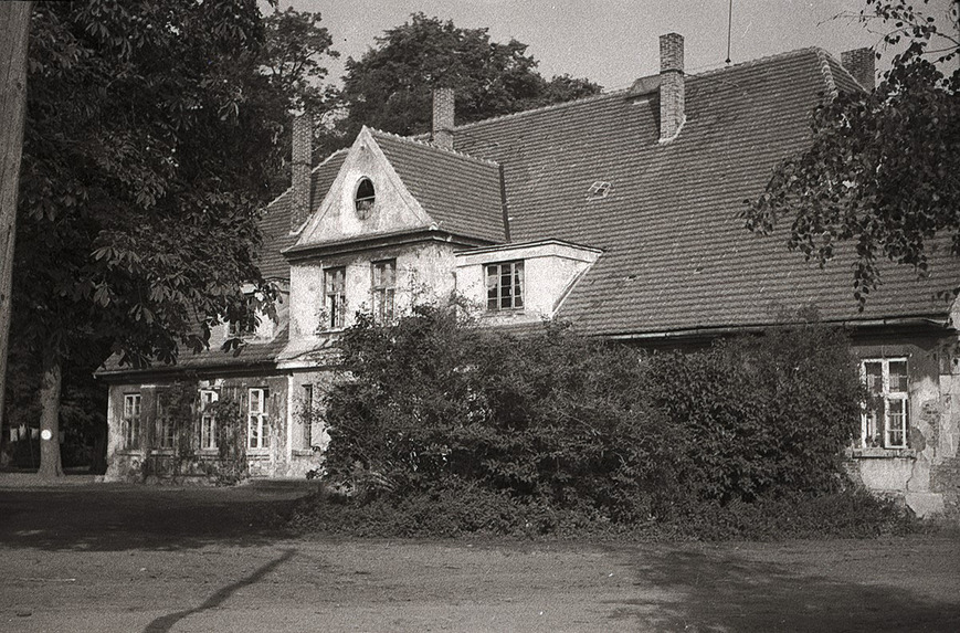 Abb. 6. Wolkow, Lkr. Mecklenburgische Seenplatte, Gutshaus Fassade, Oktober 1963 