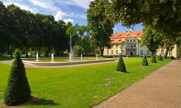 Hasenwinkel, Parterrebereich mit Wasserbecken, Baumreihen und Formgehölzen 