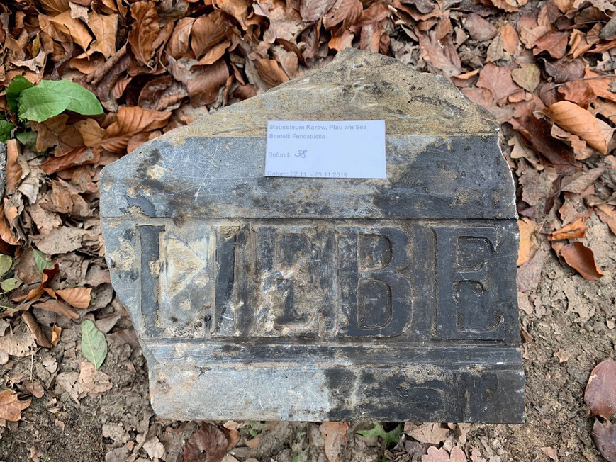 Download: Abb. 14. Karow, Lkr. Ludwigslust-Parchim, Schlutius-Mausoleum, Fundstück vom Sarkophag, 2018. (Foto: LAKD M-V/LD, S. Schöfbeck) Abb. 14. Karow, Lkr. Ludwigslust-Parchim, Schlutius-Mausoleum, Fundstück vom Sarkophag, 2018.