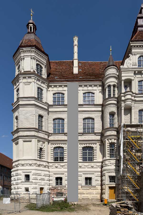 Abb. 6. Schloss Güstrow, Lkr. Rostock, Westflügel mit Markierung der Lage des ehemaligen Aborterkers (grau), 2026. 