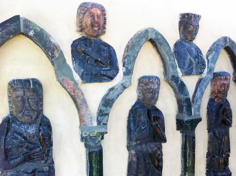 Download: Abb. 1: Detail des Apostelfrieses aus mittelalterlichen, glasierten Tonfiguren nach der Restaurierung. In den Zwickeln über der kleeblattartigen Blendarchitektur sind Propheten als Halbfiguren dargestellt LAKD Abb. 1: Detail des Apostelfrieses aus mittelalterlichen, glasierten Tonfiguren nach der Restaurierung. In den Zwickeln über der kleeblattartigen Blendarchitektur sind Propheten als Halbfiguren dargestellt