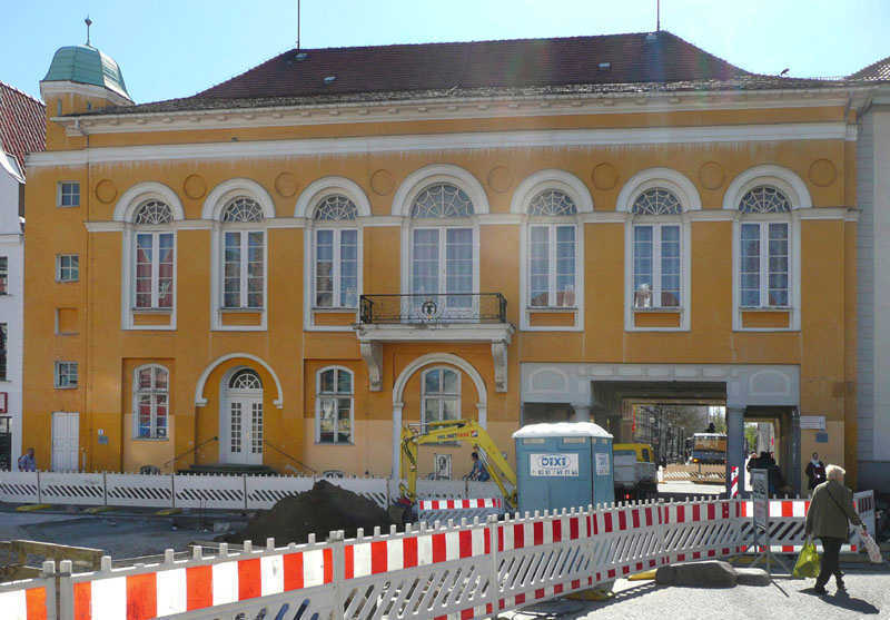 Download: Abb 2: Rostock, Herzogliches Theater am Universitätsplatz, Platzfassade 2009 B. Gnekow, LAKD Abb 2: Rostock, Herzogliches Theater am Universitätsplatz, Platzfassade 2009