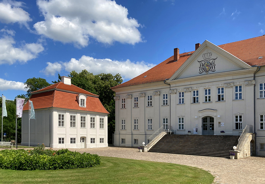 Download: Abb. 9. Hohenzieritz, Lkr. Mecklenburgische Seenplatte, nördliches Kavaliershaus der Schlossanlage, 2021. (SBL Schwerin, C. Heyn) Abb. 9. Hohenzieritz, Lkr. Mecklenburgische Seenplatte, nördliches Kavaliershaus der Schlossanlage, 2021.