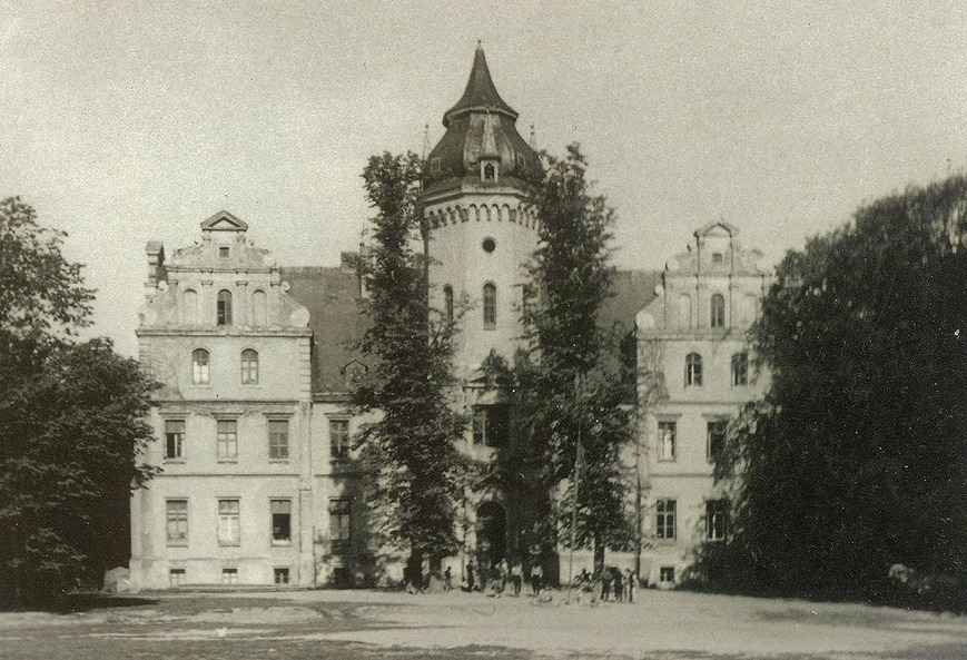 Download: Abb.6. Lüssow, Lkr. Vorpommern-Greifswald, Gutshaus, Hauptfassade, 1960. (Foto: C. Bergmann, CC-by-sa 3.0/de, via Wikipedia, Herrenhaus Lüssow) Abb.6. Lüssow, Lkr. Vorpommern-Greifswald, Gutshaus, Hauptfassade, 1960.