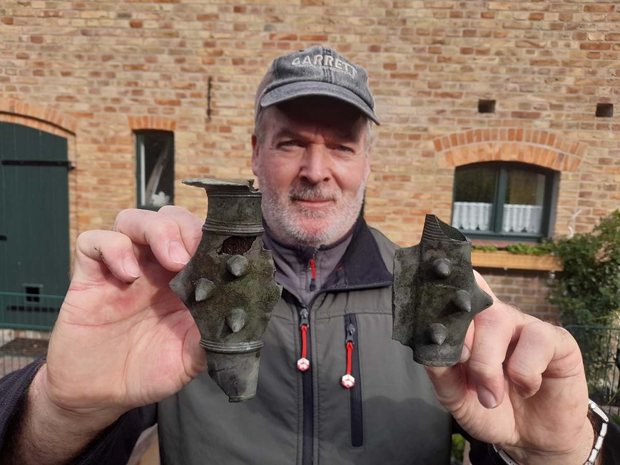 Abb. 2: Thomas Pfeiffer mit den beiden neu entdeckten Stabdolchköpfen. 