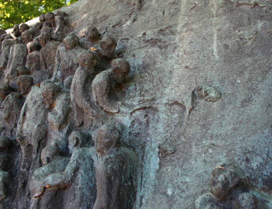 Download: Abb. 8. Raben Steinfeld, Gedenkstätte zu Ehren der Opfer des Todesmarsches, Nahaufnahme Relief Nr. 2. (LAKD M-V/LD, F. Pixberg) Abb. 8. Raben Steinfeld, Gedenkstätte zu Ehren der Opfer des Todesmarsches, Nahaufnahme Relief Nr. 2.