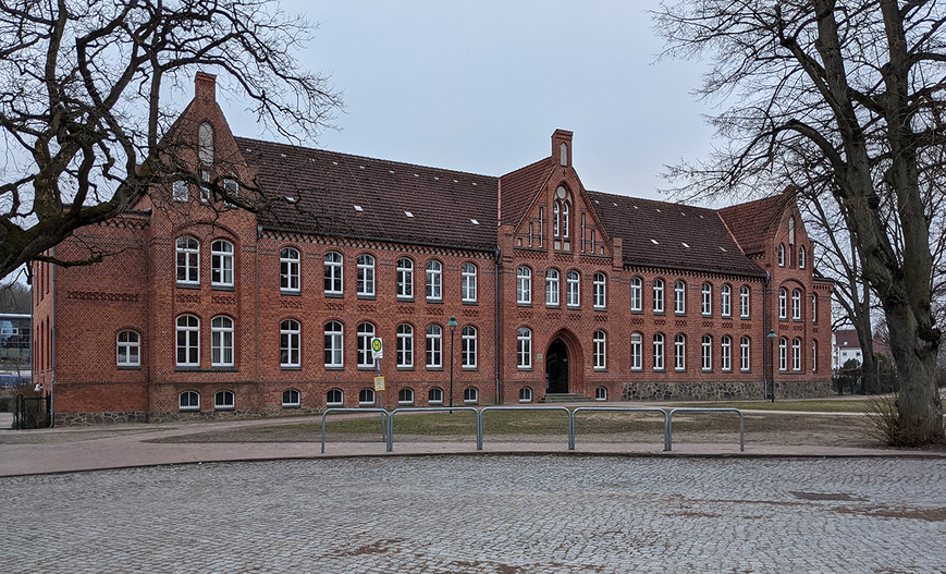 Abb. 12. Neukloster, Lkr. Nordwestmecklenburg, ehem. Lehrerseminar, Saalgebäude, 2021. 