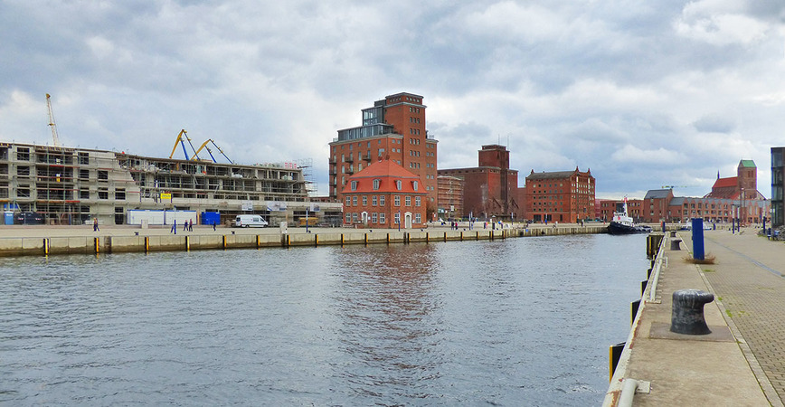Download: Abb. 12. Wismar, Lkr. Nordwestmecklenburg, Alter Hafen, Kai-Areal mit Nikolaikirche im Hintergrund, Blick von Nordosten, 2019. Foto: LAKD M-V/LD, A. Krug Abb. 12. Wismar, Lkr. Nordwestmecklenburg, Alter Hafen, Kai-Areal mit Nikolaikirche im Hintergrund, Blick von Nordosten, 2019.