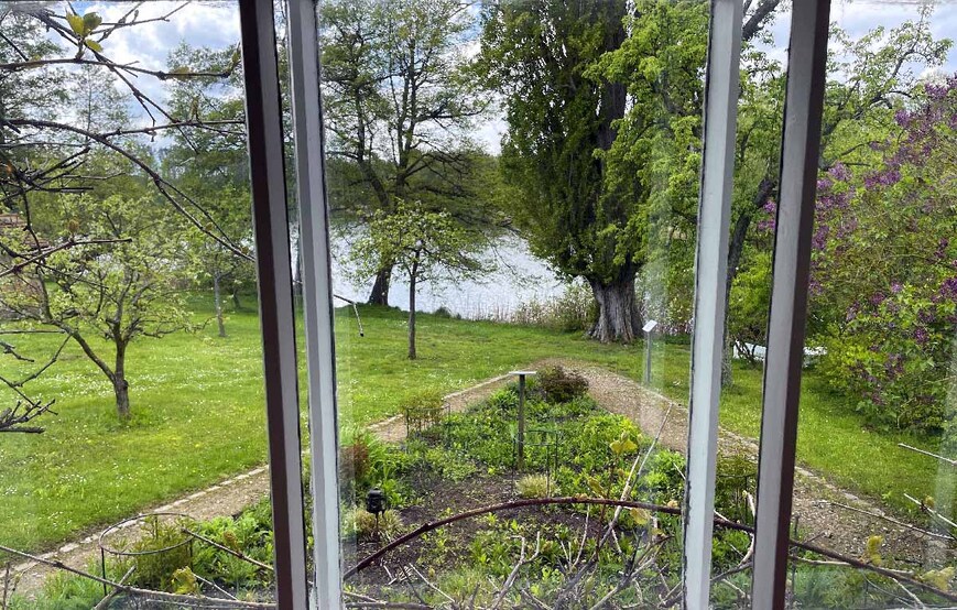 Download: Abb. 16. „Anna’s Dreiecksbeet“, Blick aus der Veranda in den Garten und zum See (LAKD M-V/LD, Dr. Ewa de Veer) Abb. 16. „Anna’s Dreiecksbeet“, Blick aus der Veranda in den Garten und zum See