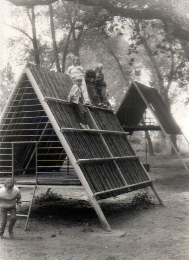 Download: Abb. 3. Neubrandenburg, Kulturpark, Spielhütten an der Messehalle (Foto: H. Krebber, um 1980). Abb. 3. Neubrandenburg, Kulturpark, Spielhütten an der Messehalle