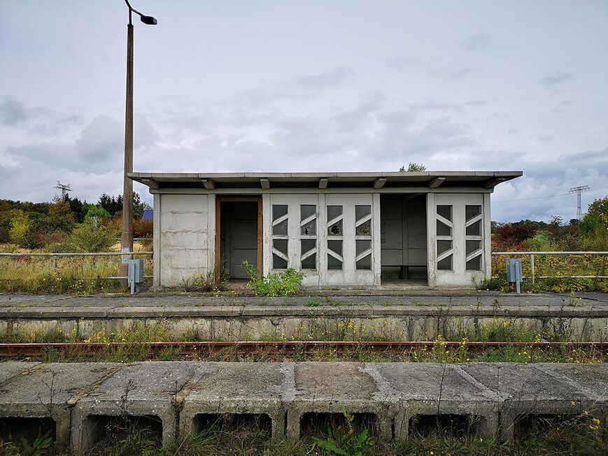 Abb. 3. Mukran, Lkr. Vorpommern-Rügen, Gelände des ehemaligen Eisenbahn-Fährhafens, Haltestelle Mukran-Mitte, südöstliches Wartehäuschen, von Nordwest 