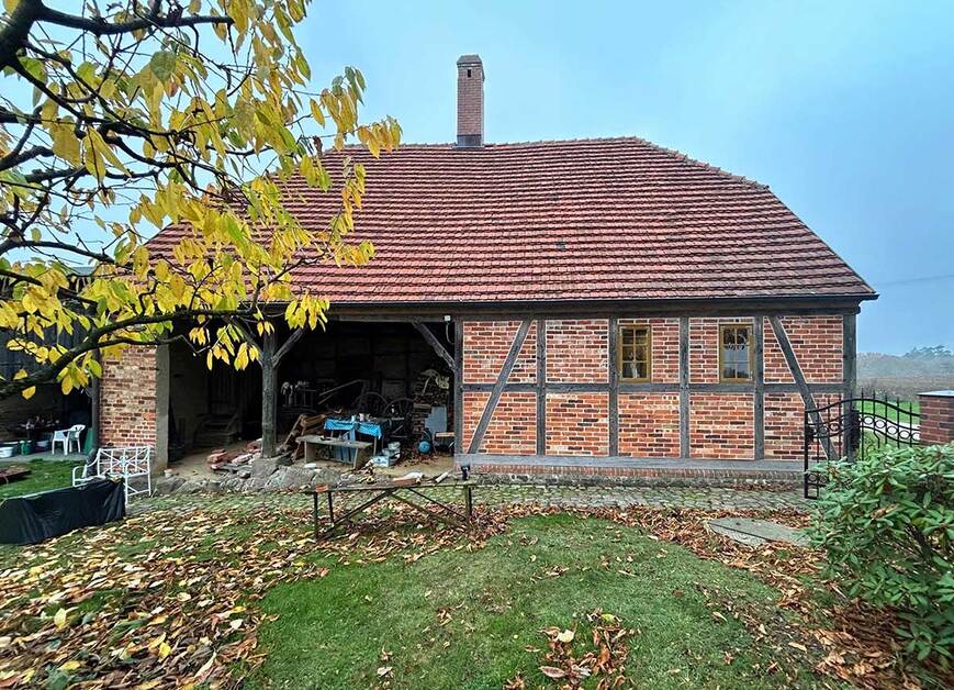 Abb. 5. Hofseitige Ansicht der Schmiede mit Schauer zum Unterstand der Pferde, Ansicht von Südosten, 2024. 