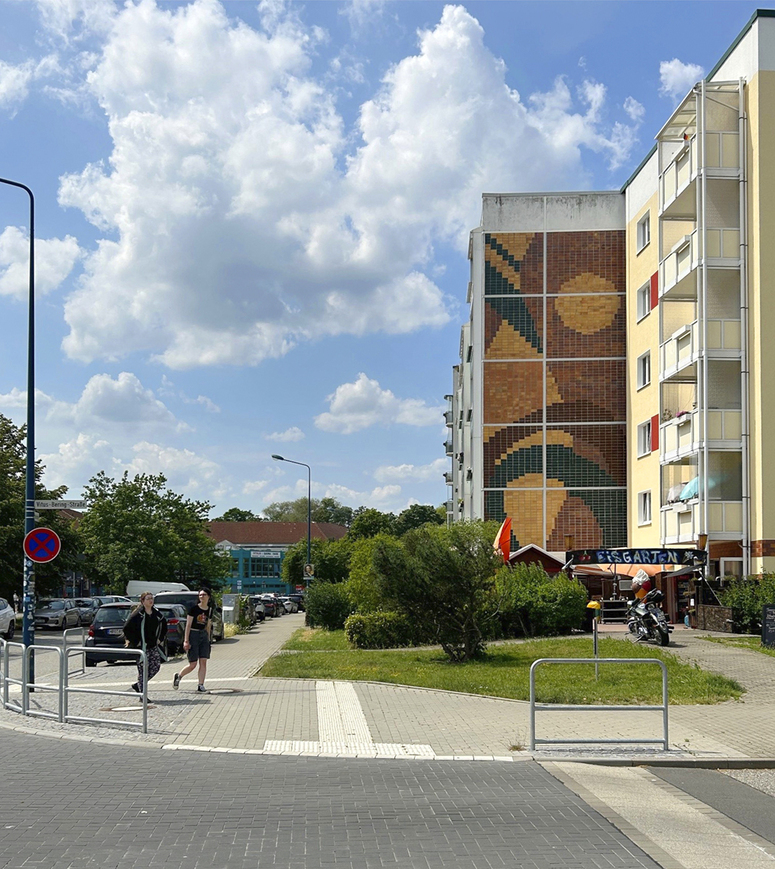 Abb. 4. Rostock-Schmarl, Stadträumliche Wirkung des Giebelbildes &bdquo;Seefahrtsignale&ldquo;, Kolumbusring/ Ecke Vitus-Bering-Straße 