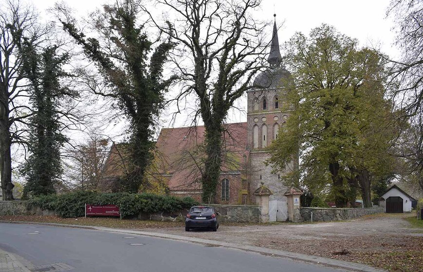 Abb. 12. Trent, Landkreis Vorpommern-Rügen, Kirchhofsmauer von Nordwesten 