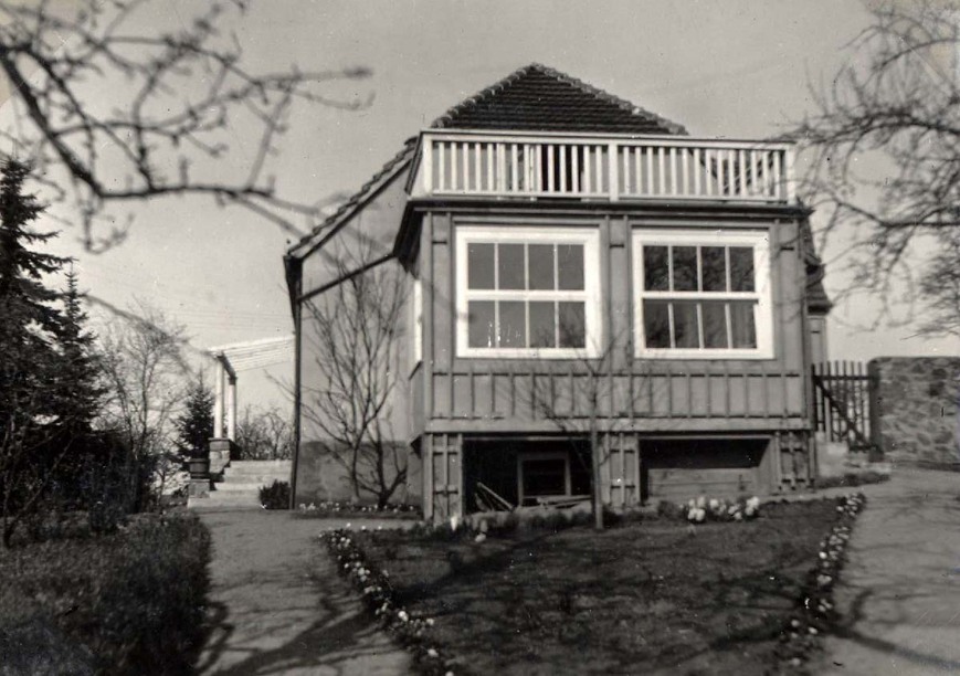 Download: Abb. 3. 1934 an der Südseite des Wohnhauses errichtete Sommerveranda mit dem „Dreiecksbeet“. Zustand April 1936. Aus dem Familienalbum 02.1934 - 04.1936. Hans-Fallada-Archiv/Literaturzentrum Neubrandenburg e.V. Abb. 3. 1934 an der Südseite des Wohnhauses errichtete Sommerveranda mit dem „Dreiecksbeet“. Zustand April 1936. Aus dem Familienalbum 02.1934 - 04.1936.