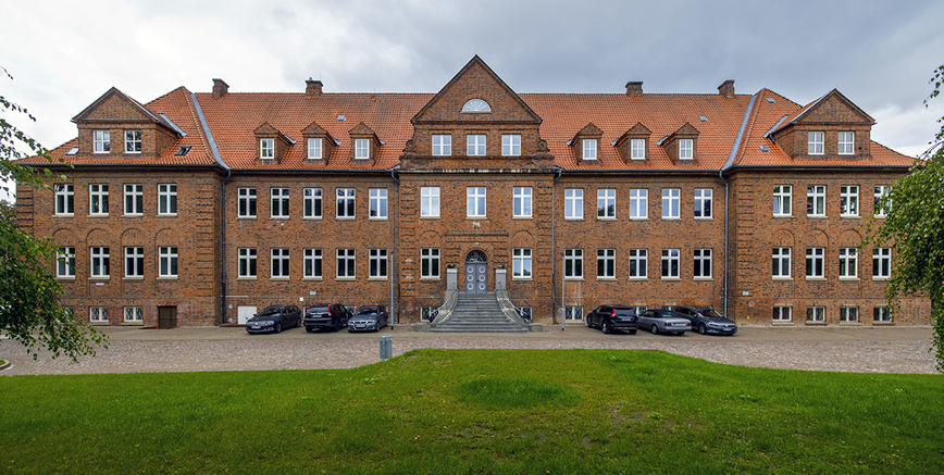 Download: Abb. 2. Güstrow, Lkr. Rostock, Fachhochschule, Goldberger Straße 8, Gesamtansicht von Osten, 2022. (Foto: T. Schöfbeck, Schwerin) Abb. 2. Güstrow, Lkr. Rostock, Fachhochschule, Goldberger Straße 8, Gesamtansicht von Osten, 2022.