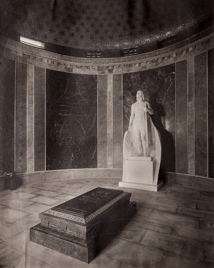 Download: Abb. 3. Karow, Lkr. Ludwigslust-Parchim, Innenraum des Schlutius-Mausoleums, um 1916. (Burgmuseum Plau, Nachlass Wandschneider) Abb. 3. Karow, Lkr. Ludwigslust-Parchim, Innenraum des Schlutius-Mausoleums, um 1916.