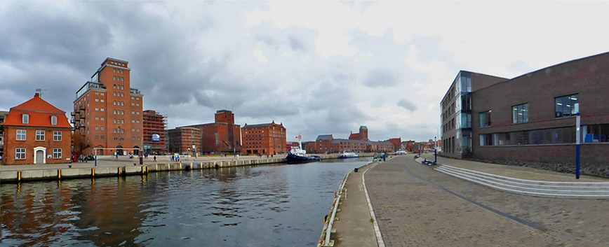 Download: Abb. 23. Wismar, Lkr. Nordwestmecklenburg, Alter Hafen, Kai-Areal mit historischer Hafenbebauung, im Hintergrund Nikolaikirche und Wassertor von Nordosten, 2019. Foto: LAKD M-V/LD, A. Krug Abb. 23. Wismar, Lkr. Nordwestmecklenburg, Alter Hafen, Kai-Areal mit historischer Hafenbebauung, im Hintergrund Nikolaikirche und Wassertor von Nordosten, 2019.