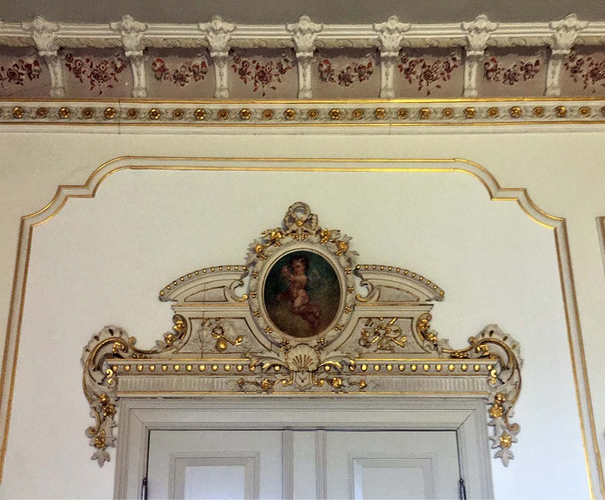 Abb. 6. Hansestadt Stralsund, Mühlenstraße 7, Obergeschoss, Saal, Supraporte und Stuckkehle, 2024. 