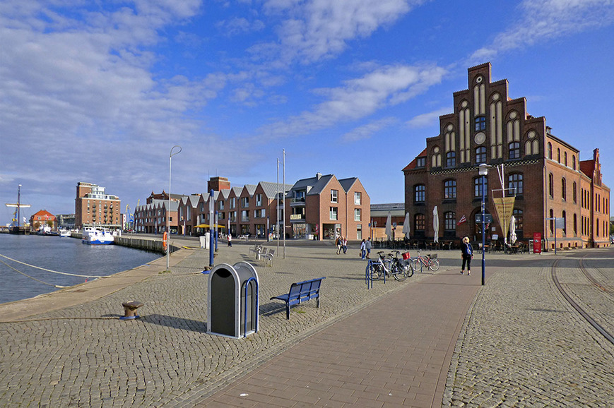 Download: Abb. 10. Wismar, Lkr. Nordwestmecklenburg, Alter Hafen, rechts Zollhaus, hinten links Baumhaus, 2019. Foto: LAKD M-V/LD, A. Krug Abb. 10. Wismar, Lkr. Nordwestmecklenburg, Alter Hafen, rechts Zollhaus, hinten links Baumhaus, 2019.