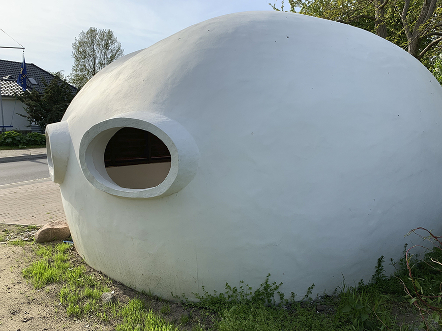 Abb. 3. Buschvitz, Landkreis Vorpommern-Rügen, Am Bodden, Buswartehäuschen von Osten, 2019 
