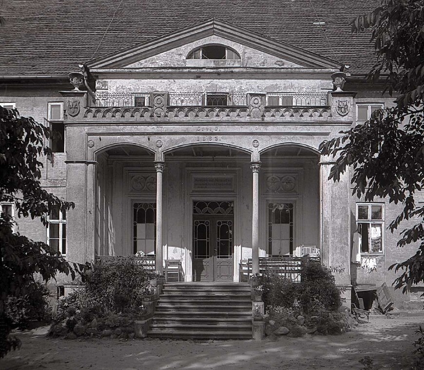 Abb.4. Zühr, Landkreis Ludwigslust-Parchim, Gutshaus, Balkon an der Gartenseite, 1968. 