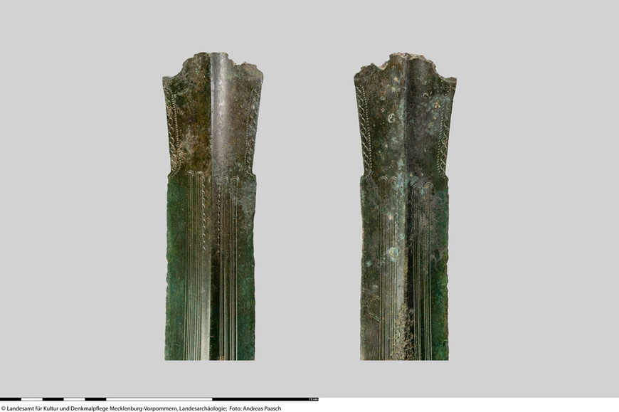 Abb. 6: Mirowdorf, Lkr. Mecklenburgische Seenplatte. Verzierungen auf der Klinge des Griffzungenschwertes vom Typ Großauheim, im oberen Teil das mit Halbkreisbögen versehene Ricasso. 