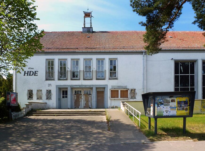 Abb. 3. Ahlbeck, Gemeinde Ostseebad Heringsdorf, Lkr. Vorpommern-Greifswald, Dünenstr. 37, Haus der Erholung, Haupteingang an der Dünenstraße, 2016. 