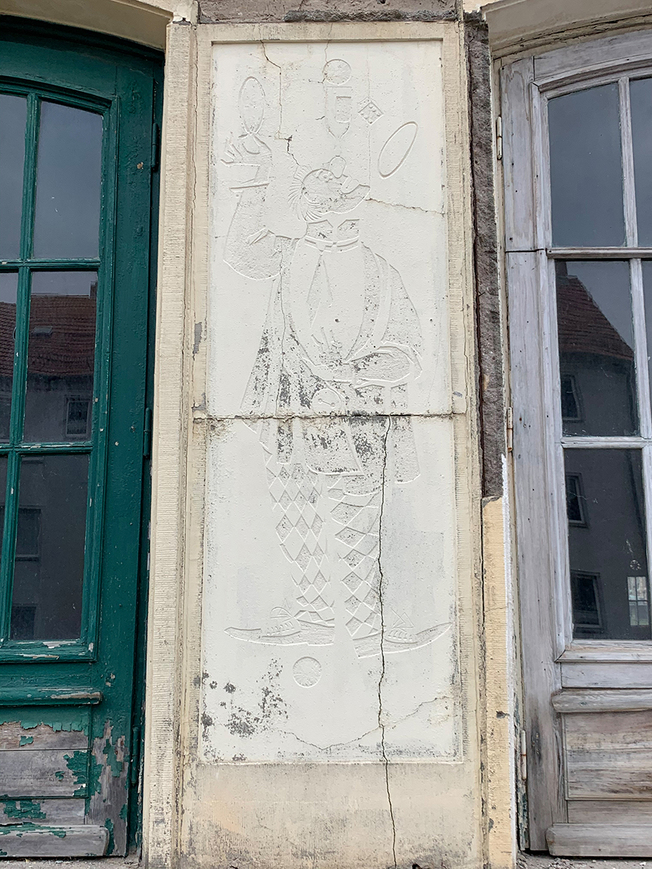 Download: Abb. 19. Sassnitz, Lkr. Vorpommern-Rügen, Stralsunder Straße 43, Stubnitz-Lichtspiele, überfasste Reliefplatte von Jo Jastram "Clown", 2020. (LAKD M-V/LD, E. Kuhnert) Abb. 19. Sassnitz, Lkr. Vorpommern-Rügen, Stralsunder Straße 43, Stubnitz-Lichtspiele, überfasste Reliefplatte von Jo Jastram "Clown", 2020.