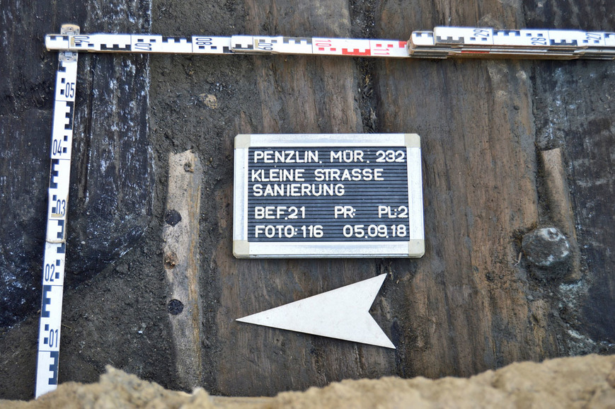 Download: Abb. 4: Penzlin, Lkr. Mecklenburgische Seenplatte, Fpl. 232. Auf dem Bohlenweg lag ein Fragment eines hölzernen Wagenrades mit vollständig abgenutzten Verschleißzapfen. Foto: LAKD MV/LA, K. Wegner. Abb. 4: Penzlin, Lkr. Mecklenburgische Seenplatte, Fpl. 232. Auf dem Bohlenweg lag ein Fragment eines hölzernen Wagenrades mit vollständig abgenutzten Verschleißzapfen.