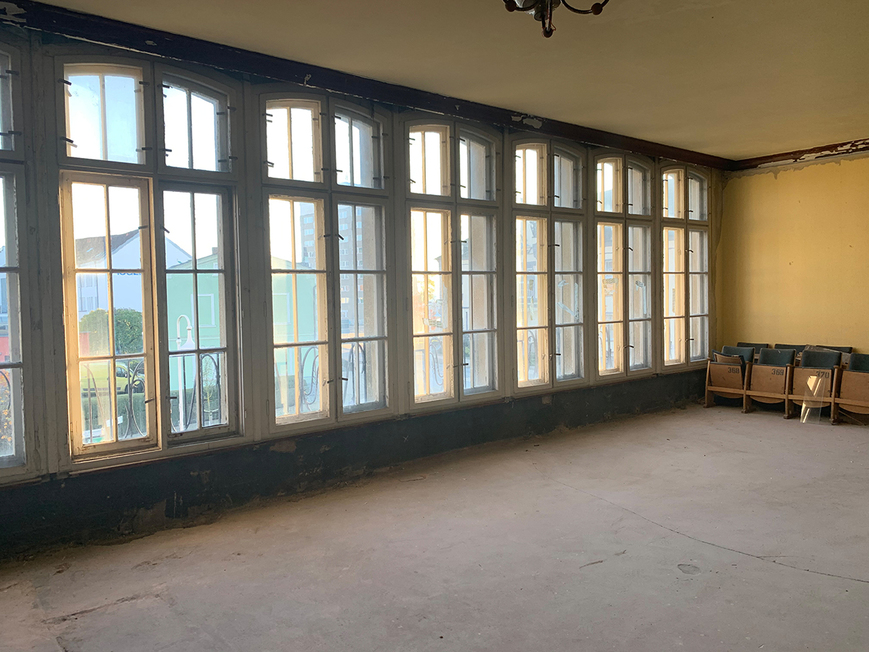 Download: Abb. 7. Sassnitz, Lkr. Vorpommern-Rügen, Stralsunder Straße 43, Stubnitz-Lichtspiele, Fensterfront des Hauptgiebels zur Bahnhofstraße, 2020. (LAKD M-V/LD, E. Kuhnert) Abb. 7. Sassnitz, Lkr. Vorpommern-Rügen, Stralsunder Straße 43, Stubnitz-Lichtspiele, Fensterfront des Hauptgiebels zur Bahnhofstraße, 2020.