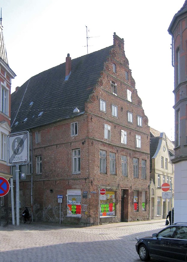 Download: Abb. 1. Güstrow, Lkr. Rostock, Gleviner Straße 1, Wohnhaus, Westgiebel, 2008. (Foto: LAKD M-V, LD, J. Schirmer) Abb. 1. Güstrow, Lkr. Rostock, Gleviner Straße 1, Wohnhaus, Westgiebel, 2008.