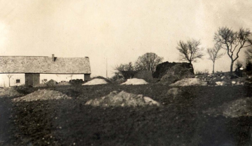 Download: Abb. 6. Erdarbeiten für die Neupflanzung der Obstbäume im Februar 1939. Aus dem Familienalbum 05.1936 - 03.1939. Hans-Fallada-Archiv/Literaturzentrum Neubrandenburg e.V. Abb. 6. Erdarbeiten für die Neupflanzung der Obstbäume im Februar 1939. Aus dem Familienalbum 05.1936 - 03.1939.