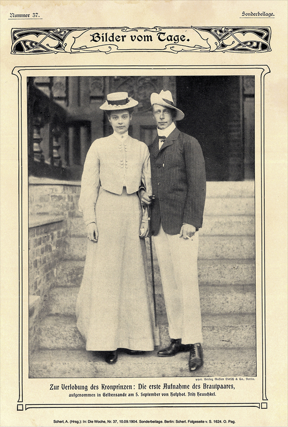 Download: Abb. 5. Gelbensande, Lkr. Rostock, Das von dem Schweriner Hofphotographen Heuschkel angefertigte Verlobungsfoto von Herzogin Cecilie mit dem letzten Kronprinzen des Deutschen Reiches, Wilhelm von Preußen, machte Schloss Gelbensande schlagartig berühmt. Es ist das mediale Ereignis des neuen Jahrhunderts, zumal die im September 1904 entstandene Ansicht tausendfach auf Postkarten und in Zeitungen reproduziert wird. (LAKD-MV, LD, J. Müller, 2023) Abb. 5. Gelbensande, Lkr. Rostock, Das von dem Schweriner Hofphotographen Heuschkel angefertigte Verlobungsfoto von Herzogin Cecilie mit dem letzten Kronprinzen des Deutschen Reiches, Wilhelm von Preußen, machte Schloss Gelbensande schlagartig berühmt. Es ist das mediale Ereignis des neuen Jahrhunderts, zumal die im September 1904 entstandene Ansicht tausendfach auf Postkarten und in Zeitungen reproduziert wird.