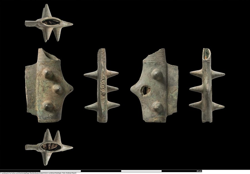 Abb. 6: Melz, Lkr. Mecklenburgische Seenplatte. Der zweite neu gefundene Stabdolchkopf. Ansichten von allen Seiten. 