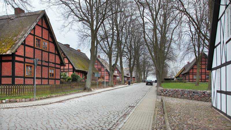 Abb.5: Alt Rehse, Lkr. Mecklenburgische Seenplatte, Dorfstraße, April 2011 