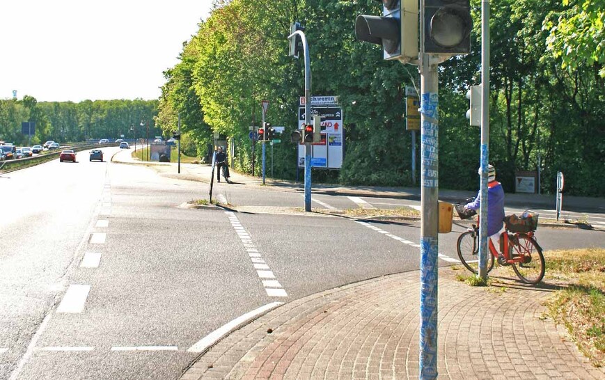 Download: Abb. 20. Raben Steinfeld, Gedenkstätte zu Ehren der Opfer des Todesmarsches, kaum zu erkennen ist heute die Gedenktafel für die Opfer des Todesmarsches (rechts Bildseite, über dem Fahrradkorb der Fahrradfahrerin), ebenso wenig ist der inhaltliche Zusammenhang zwischen der Gedenktafel und der Gedenkstätte heute erkennbar. Neben den notwendigen Verkehrszeichen stört auch die Anzeigentafel für Werbeanzeigen den Bezug. (LAKD M-V/LD, F. Pixberg) Abb. 20. Raben Steinfeld, Gedenkstätte zu Ehren der Opfer des Todesmarsches, kaum zu erkennen ist heute die Gedenktafel für die Opfer des Todesmarsches (rechts Bildseite, über dem Fahrradkorb der Fahrradfahrerin), ebenso wenig ist der inhaltliche Zusammenhang zwischen der Gedenktafel und der Gedenkstätte heute erkennbar. Neben den notwendigen Verkehrszeichen stört auch die Anzeigentafel für Werbeanzeigen den Bezug.