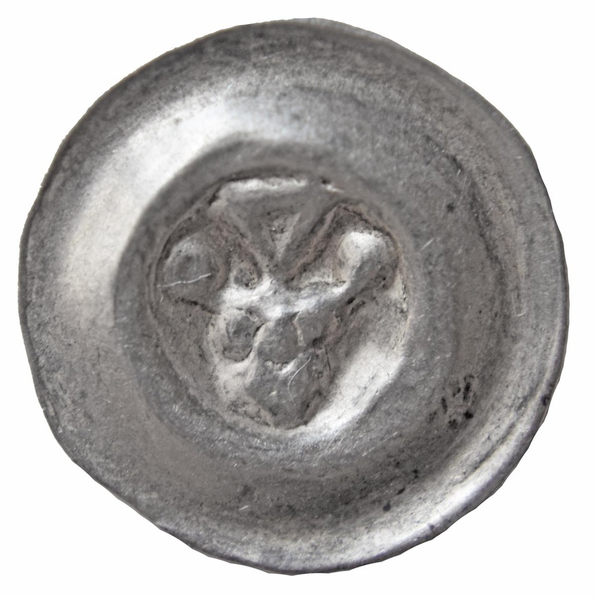 Abb. 14: Wustrow, Lkr. Mecklenburgische Seenplatte. Königskopf-Hohlpfennig aus Greifswald (Durchmesser 16,3 mm). 