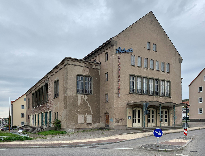 Abb. 1. Sassnitz, Lkr. Vorpommern-Rügen, Stralsunder Straße 43, Stubnitz-Lichtspiele von Osten, 2020. 