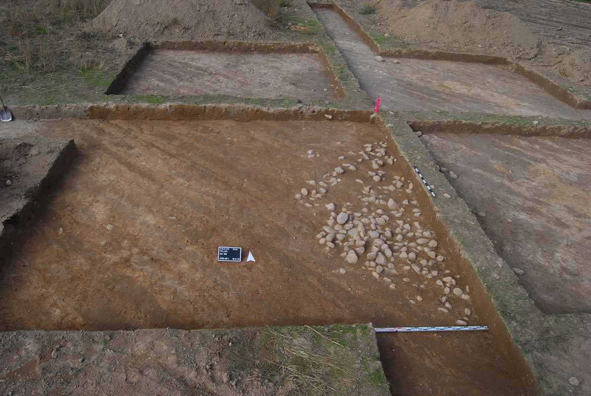 Abb. 2: Crivitz. Nach dem Entfernen des Oberbodens war die massive Steinsetzung der Grabanlage gut sichtbar 