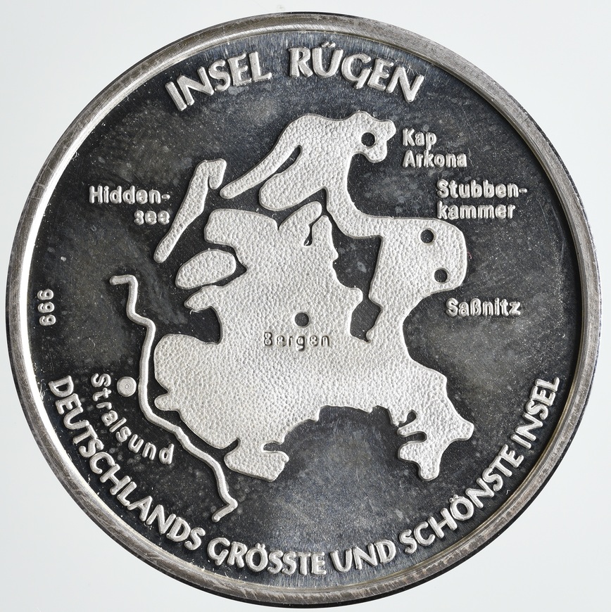 Abb. 2: Silberne Medaille der Insel Rügen, Vorderseite: Insel Rügen mit den Städten Stralsund, Bergen, Sassnitz mit dem Ortsteil Stubbenkammer, dem Kap Arkona und der Insel Hiddensee. Umschrift &bdquo;Deutschlands grösste und schönste Insel&ldquo;. Durchmesser: 2,5 cm, Umfang: 7,85 cm 