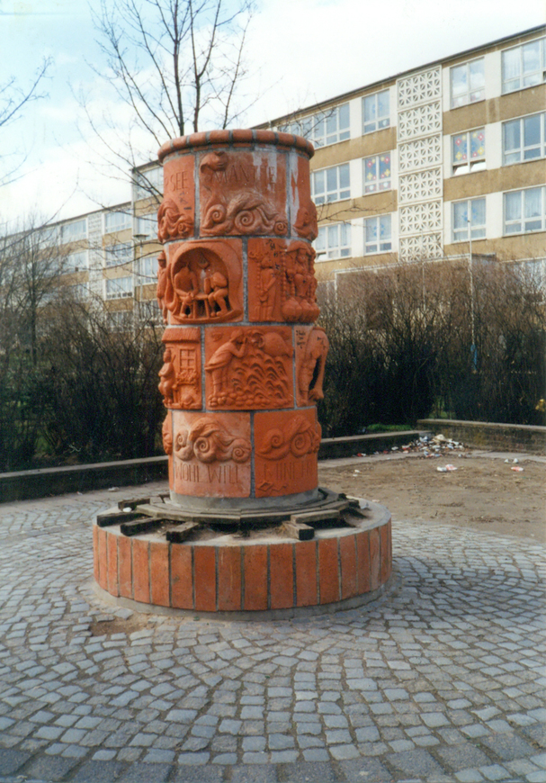 Download: 04. Neubrandenburg, Lkr. Mecklenburgische Seenplatte, Grünstreifen zwischen Juri-Gagarin-Ring und Kopernikusstraße, Märchensäule und ursprüngliche Platzgestaltung, um 1990, Foto: Untere Denkmalschutzbehörde Neubrandenburg, Aufnahme Helmut Raedel, Neubrandenburg. 04. Neubrandenburg, Lkr. Mecklenburgische Seenplatte, Grünstreifen zwischen Juri-Gagarin-Ring und Kopernikusstraße, Märchensäule und ursprüngliche Platzgestaltung, um 1990,
