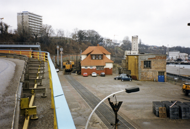 Download: Abb. 5: Sassnitz, Stadthafen, Bahnhof, 1997 LAKD/AD, Fotosammlung Abb. 5: Sassnitz, Stadthafen, Bahnhof, 1997