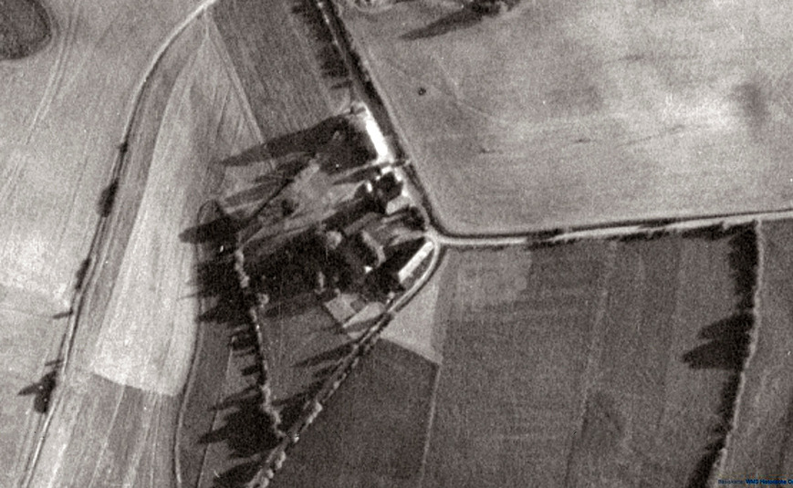 Abb. 4. Schmiedegehöft Altenhagen 1 mit der langgestreckten Scheune als südliche Grundstücksbegrenzung, Luftbild 1953. 