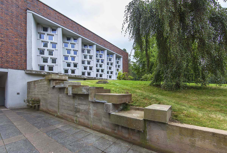 Download: Abb. 1. Schwerin, Landeshauptstadt, Waldfriedhof, Trauerhalle, Hauptfront, 2016. (Foto: LAKD M-V/LD, A. Bötefür) Abb. 1. Schwerin, Landeshauptstadt, Waldfriedhof, Trauerhalle, Hauptfront, 2016.