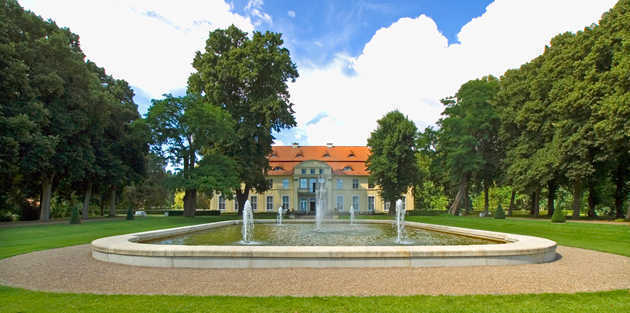 Hasenwinkel, vorderes, durch Baumreihen gefasstes Parterre mit Wasserbecken und Fontäne 